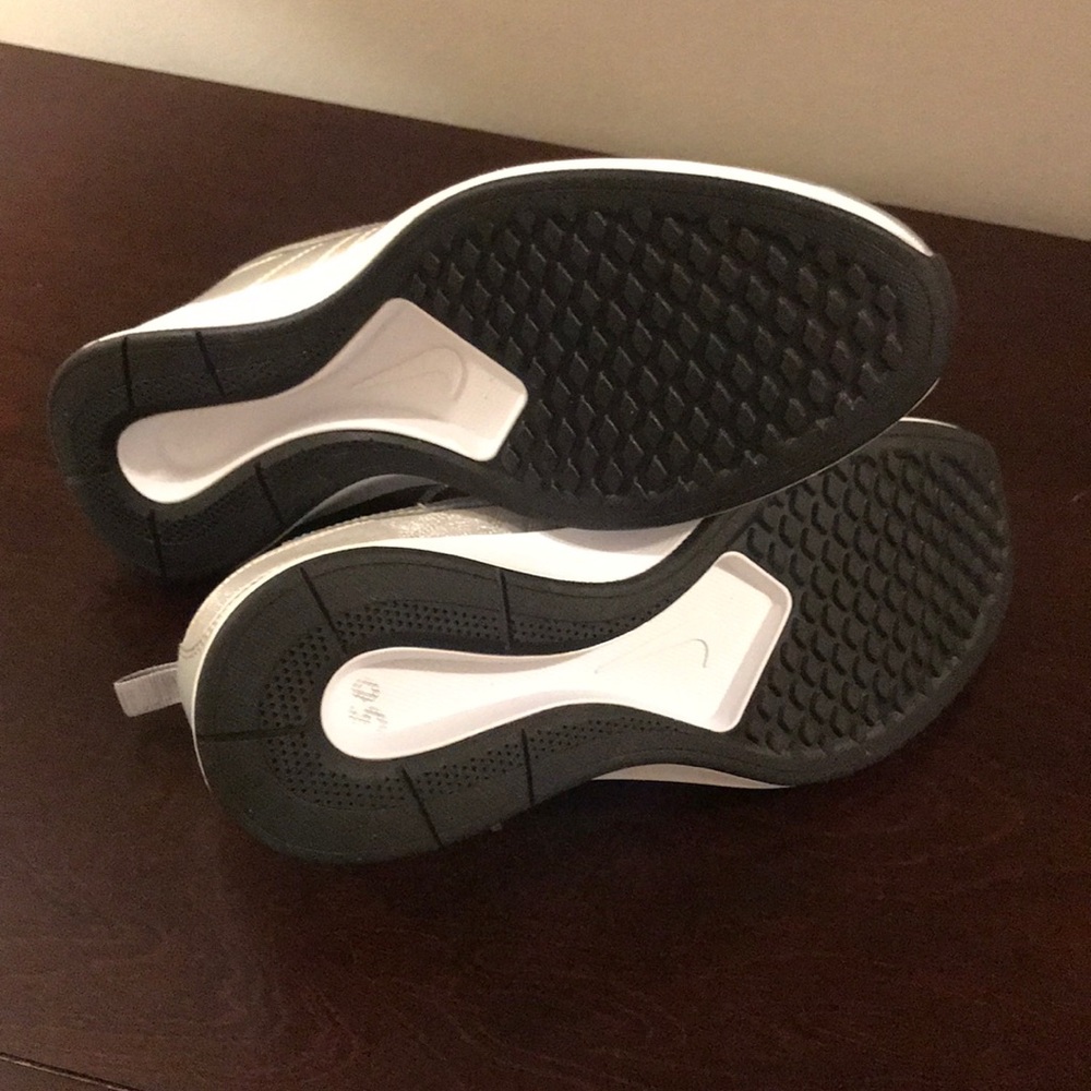Brand new NIKE Ladies Silver Dualtone Racer - Picture 5 of 7